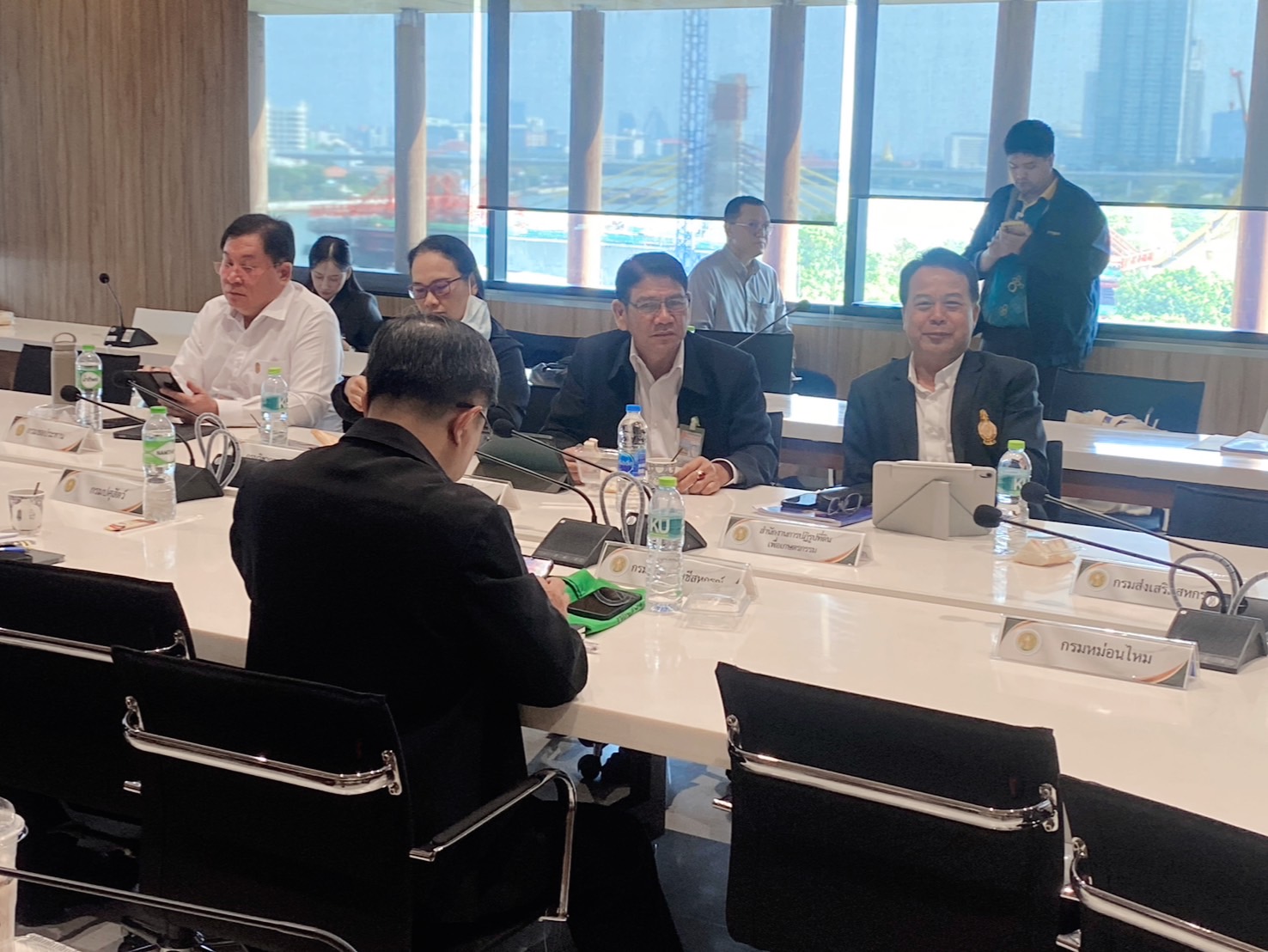 title - ส.ป.ก. ร่วมติดตามและรับฟังการประชุมสภาผู้แทนราษฎร วันที่ 2